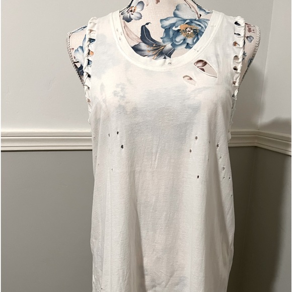 Distressed twisted tank - Picture 1 of 11